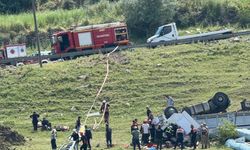 Şarampole devrilen TIR'ın sürücüsü öldü, yanındaki ağabeyi yaralı