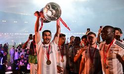 Beşiktaş, kupayı taraftarıyla kutladı