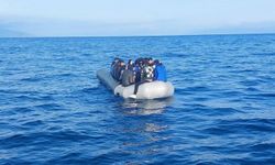 Motoru arızalanan bottaki kaçak göçmenler kurtarıldı