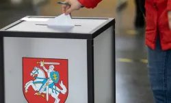 Litvanya'da halk  seçim için sandık başında