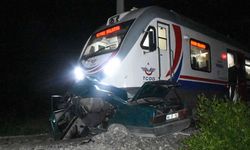 Korkunç kaza... Tren otomobile çarptı, sürücü Alper Efe Eroğlu öldü