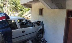 Otomobil, yol kenarındaki evin duvarına çarptı