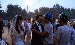 Enkazdan kurtaran madenciler, düğününde sürpriz yaptı