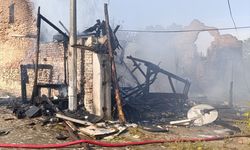 Aydın'da çıkan yangında biri metruk 2 ev zarar gördü