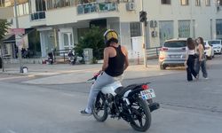 Denizli'de motosikletlinin tehlikeli yolculuğu kamerada