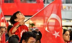 4 yaşındaki Toprak'ın 'Türk bayrağı' tutkusu
