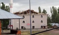 Fırtına, caminin çatısını uçurdu
