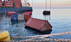 Yük gemisinden 28 konteyner denize düştü