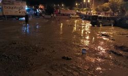 Sağanak yağış cadde ve sokakları göle döndürdü