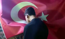 Türk bayrağına saldırdı, bayrağı öpüp özür diledi