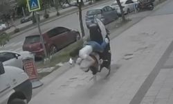 Yok böyle kaza: İki kadın motosikletle kaldırımda takla attı!