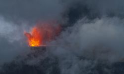 Etna Yanardağı kül ve lav püskürtmeye devam ediyor