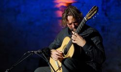Gitarist Marcin Dylla Çeşme Kalesi'nde konser verdi