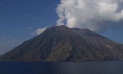 İtalya'da Etna'dan sonra Stromboli Yanardağı da faaliyete geçti