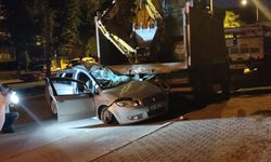 İzmir'de park halindeki kamyona çarpan otomobildeki 4 kişi yaralandı