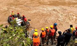 Nepal'deki toprak kaymasında otobüslerin nehre düşmesinin ardından 11 kişinin cesedine ulaşıldı