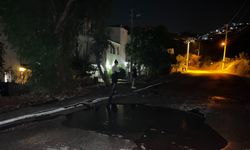 Bodrum’da ana su isale hattı patladı; yol çöktü