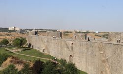 Diyarbakır'da UNESCO listesindeki tarihi surlara afiş ve pankart asmak için çiviler çakıldı
