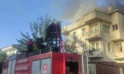 Edirne’de 3 katlı binanın çatısı yandı