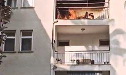 Evini yaktı, balkona çıkıp jiletle kendisine zarar verdi