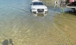 Freni boşalan otomobil göle düştü
