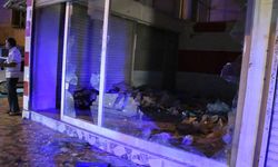 Hatay'da Türk Bayraklı Konvoy: Suriyeli Esnafın Dükkanları Ateşe Verildi