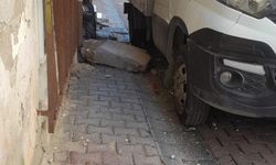 İstanbul - Kağıthane’de kamyonun çarptığı balkon yıkıldı; o anlar kamerada