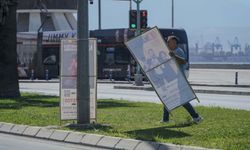 Karşıyaka'da çevre ve görüntü kirliliğinin önüne geçmek için izinsiz reklam ve afişler toplanıyor