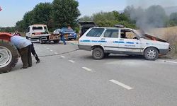Kaza sonrası otomobil yanmaya başladı, jandarma söndürdü