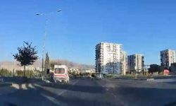 Malatya'da, ambulansın yayaya çarpması kamerada