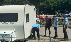 Maltepe Sahili'ndeki karavanlar belediye ekiplerince kaldırıldı