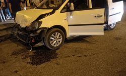 Mardin’de hafif ticari araçlar çarpıştı: 2 yaralı