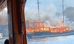 Marmaris'te tur teknesi yangını makine dairesinden çıkmış; 2 gözaltı