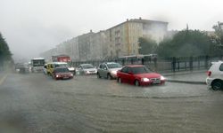 Şiddetli yağmur, caddeleri göle çevirdi