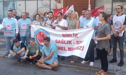 İzmir’de memurlardan zincirli protesto!