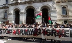 Filistin Destekçileri İngiltere Dışişleri Bakanlığının Girişini Kapattı