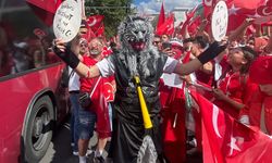 Türk Taraftarlar Berlin'e Bozkurtlu Çıkarma Yaptı!