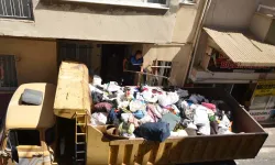 Nazilli'de Kötü Koku Şikayeti Üzerine Evden 10 Kamyon Çöp Çıkarıldı