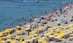 Antalya 41 dereceyi gördü sahiller doldu taştı!