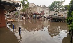İzmir'de Sağanak Yağış: Ev ve Sokaklar Su Altında!