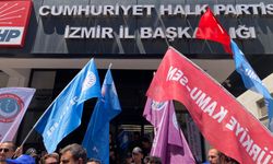 Memurlar CHP İzmir İl Başkanlığı'na yürüdü
