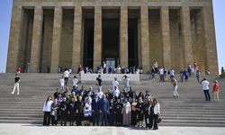 Azerbaycan'dan gelen 30 şehit ailesi Anıtkabir'i ziyaret etti