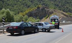 Amasya’da iki otomobil çarpıştı; çift ile oğulları yaralandı