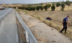 Bariyerlere çarptığı otomobilinin parçalarını toplarken ikinci kazada öldü