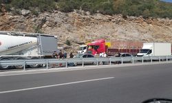 Çimento yüklü TIR devrildi, yol trafiğe kapandı