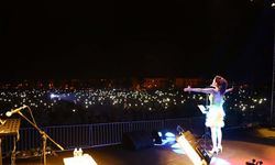 Dikili'de festival coşkusu Öykü Gürman konseri ile taçlandı