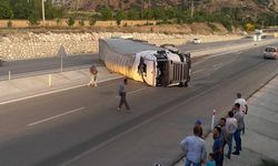 Lastiği patlayan TIR devrildi, şoför yaralandı