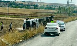 Mıcır yüklü TIR devrildi, sürücü yaralandı