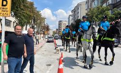 Kütahya sokaklarında devriye gezen atlı polislere vatandaşlardan ilgi