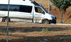 Minibüs ile çarpışan otomobildeki 2 kişi yaralandı